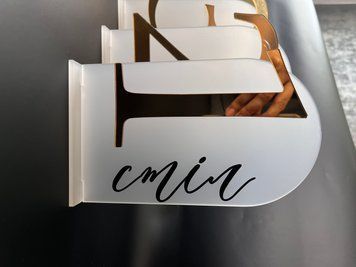 Табличка для нумерації столів А5 150х210 мм на підставі матеріал матовий акрил з золотом 6002 фото